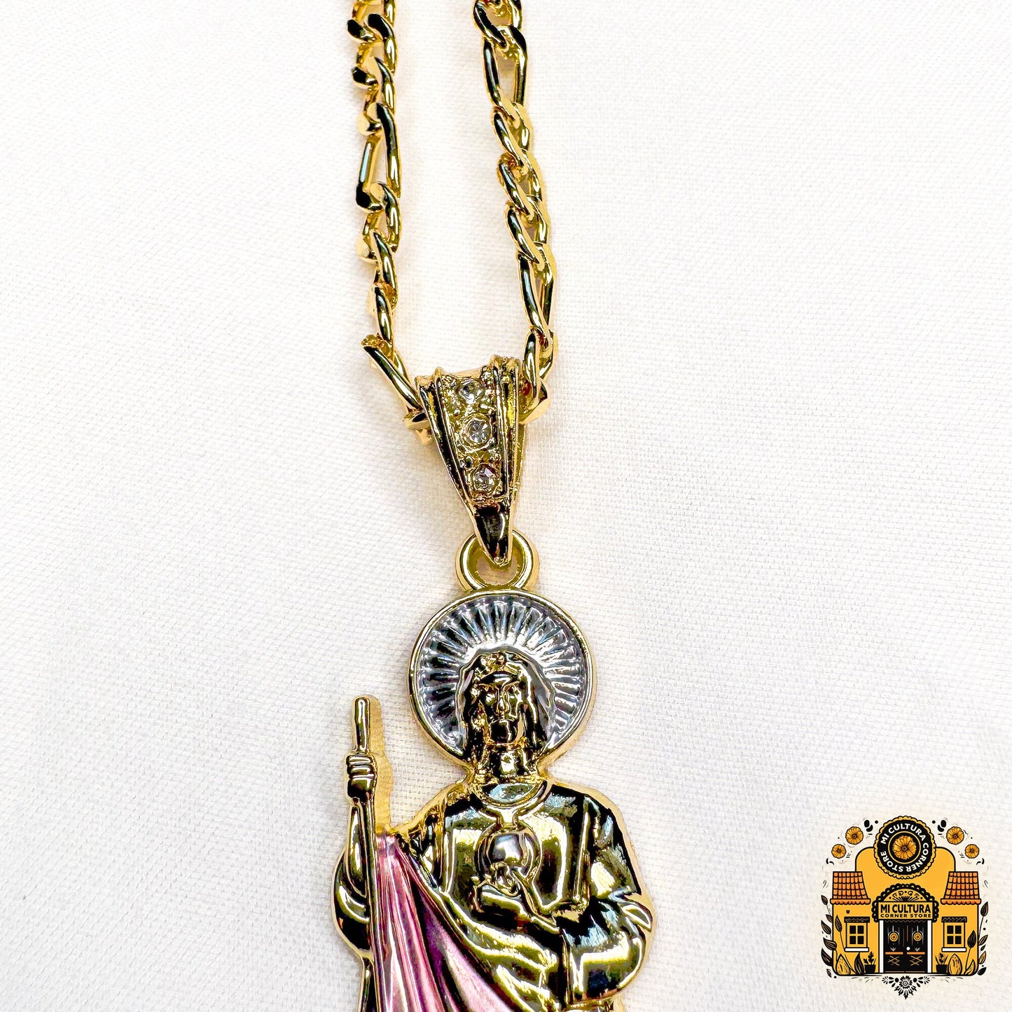 14K Gold Plated St. Jude Necklace - Figaro Chain San Judas Pendant - Pink Robe / Collar de San Judas Chapado en Oro 14K con Bata rosa y halo plateado - Cadena Figaro con Colgante